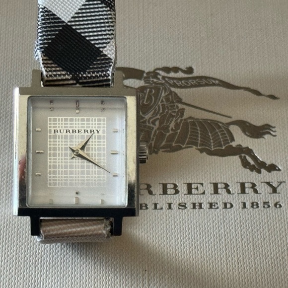 Authentic Burberry watch - Picture 12 of 13